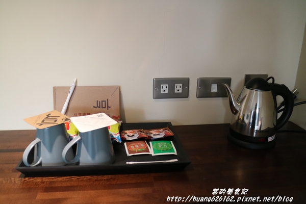 享住旅店：【基隆住宿】工業風格商旅 『享住旅店(Just Live Inn)』近基隆廟口、微醺之夜~