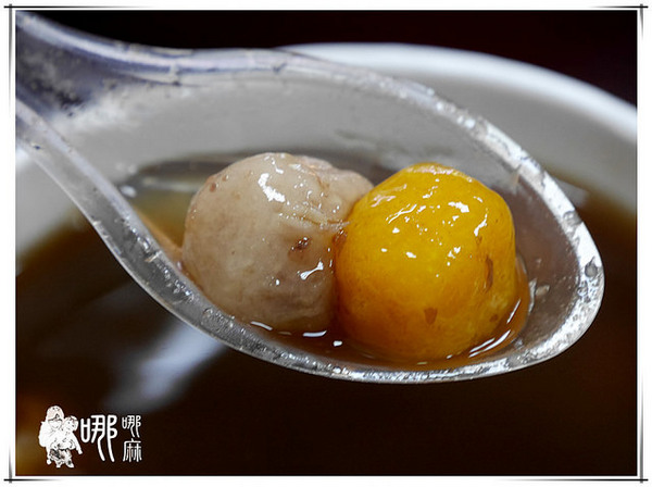 桃園忠孝甜品專賣:【力行市場銅板美食】桃園忠孝熱甜湯~天冷來碗熱呼呼黑糖熬煮紅豆湯加手工芋圓