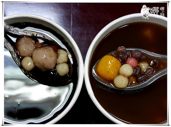 桃園忠孝甜品專賣:【力行市場銅板美食】桃園忠孝熱甜湯~天冷來碗熱呼呼黑糖熬煮紅豆湯加手工芋圓