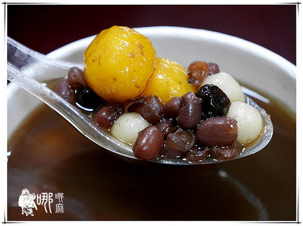 桃園忠孝甜品專賣:【力行市場銅板美食】桃園忠孝熱甜湯~天冷來碗熱呼呼黑糖熬煮紅豆湯加手工芋圓