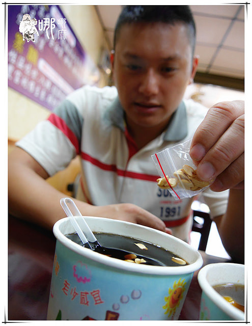 桃園忠孝甜品專賣:【力行市場銅板美食】桃園忠孝熱甜湯~天冷來碗熱呼呼黑糖熬煮紅豆湯加手工芋圓