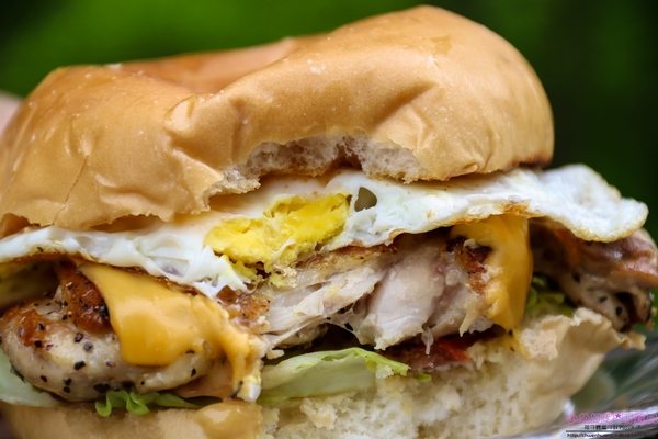 恩典號行動早餐車:【早餐推薦】☼恩典號行動早餐車☼龍眼木碳現烤吐司,口感香酥,人氣花生豬排吐司、蘋果雞肉吐司好好吃呀!♥♥