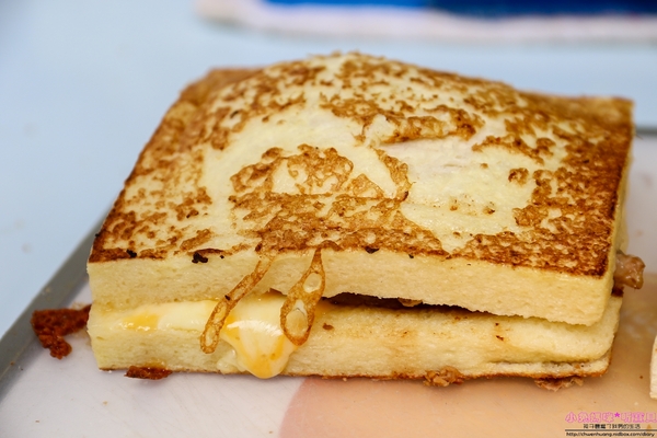 恩典號行動早餐車:【早餐推薦】☼恩典號行動早餐車☼龍眼木碳現烤吐司,口感香酥,人氣花生豬排吐司、蘋果雞肉吐司好好吃呀!♥♥