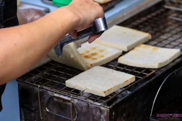 恩典號行動早餐車:【早餐推薦】☼恩典號行動早餐車☼龍眼木碳現烤吐司,口感香酥,人氣花生豬排吐司、蘋果雞肉吐司好好吃呀!♥♥