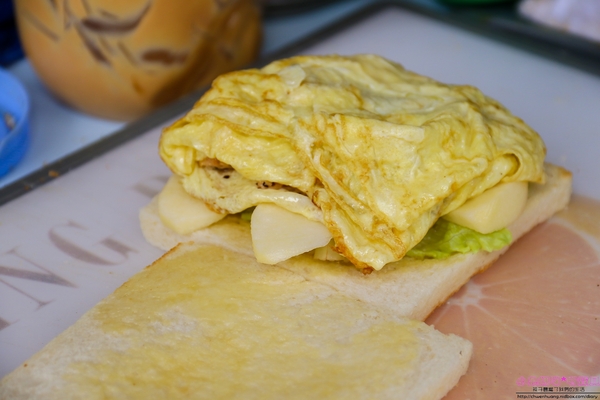 恩典號行動早餐車:【早餐推薦】☼恩典號行動早餐車☼龍眼木碳現烤吐司,口感香酥,人氣花生豬排吐司、蘋果雞肉吐司好好吃呀!♥♥