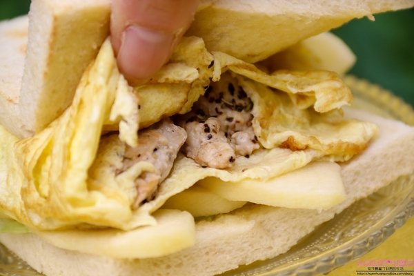 恩典號行動早餐車:【早餐推薦】☼恩典號行動早餐車☼龍眼木碳現烤吐司,口感香酥,人氣花生豬排吐司、蘋果雞肉吐司好好吃呀!♥♥