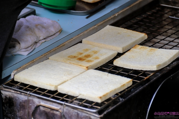 恩典號行動早餐車:【早餐推薦】☼恩典號行動早餐車☼龍眼木碳現烤吐司,口感香酥,人氣花生豬排吐司、蘋果雞肉吐司好好吃呀!♥♥