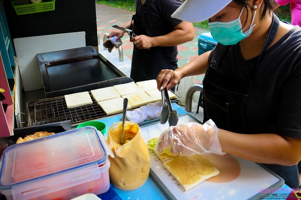 恩典號行動早餐車:【早餐推薦】☼恩典號行動早餐車☼龍眼木碳現烤吐司,口感香酥,人氣花生豬排吐司、蘋果雞肉吐司好好吃呀!♥♥