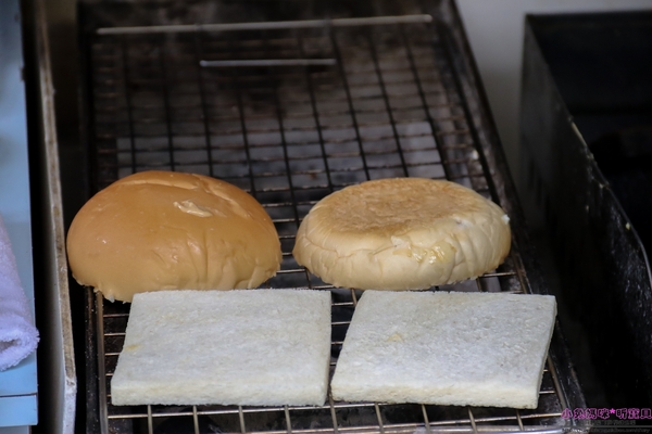 恩典號行動早餐車:【早餐推薦】☼恩典號行動早餐車☼龍眼木碳現烤吐司,口感香酥,人氣花生豬排吐司、蘋果雞肉吐司好好吃呀!♥♥