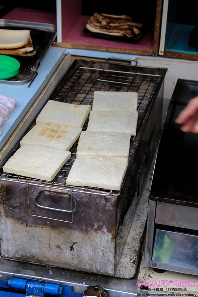 恩典號行動早餐車:【早餐推薦】☼恩典號行動早餐車☼龍眼木碳現烤吐司,口感香酥,人氣花生豬排吐司、蘋果雞肉吐司好好吃呀!♥♥