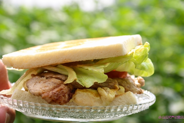 恩典號行動早餐車:【早餐推薦】☼恩典號行動早餐車☼龍眼木碳現烤吐司,口感香酥,人氣花生豬排吐司、蘋果雞肉吐司好好吃呀!♥♥
