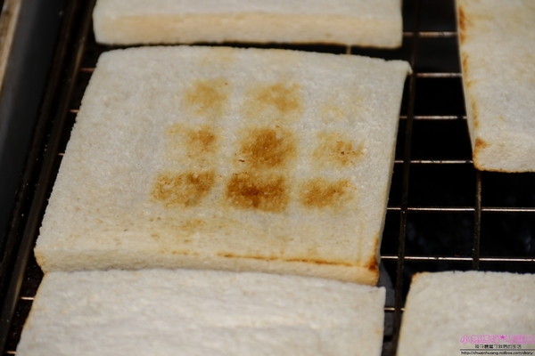 恩典號行動早餐車:【早餐推薦】☼恩典號行動早餐車☼龍眼木碳現烤吐司,口感香酥,人氣花生豬排吐司、蘋果雞肉吐司好好吃呀!♥♥