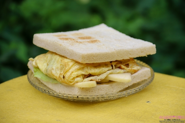 恩典號行動早餐車:【早餐推薦】☼恩典號行動早餐車☼龍眼木碳現烤吐司,口感香酥,人氣花生豬排吐司、蘋果雞肉吐司好好吃呀!♥♥