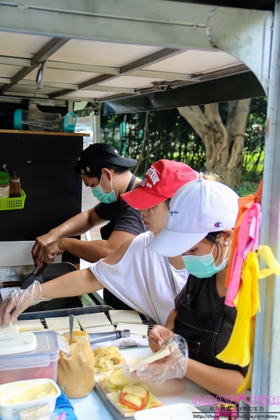恩典號行動早餐車:【早餐推薦】☼恩典號行動早餐車☼龍眼木碳現烤吐司,口感香酥,人氣花生豬排吐司、蘋果雞肉吐司好好吃呀!♥♥