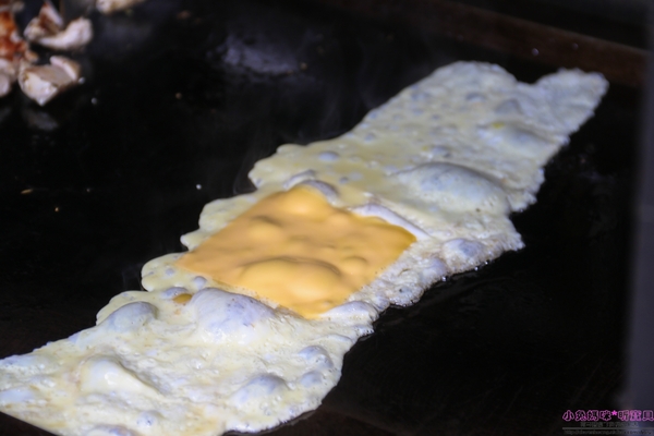 恩典號行動早餐車:【早餐推薦】☼恩典號行動早餐車☼龍眼木碳現烤吐司,口感香酥,人氣花生豬排吐司、蘋果雞肉吐司好好吃呀!♥♥