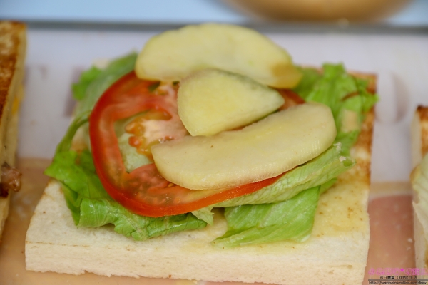 恩典號行動早餐車:【早餐推薦】☼恩典號行動早餐車☼龍眼木碳現烤吐司,口感香酥,人氣花生豬排吐司、蘋果雞肉吐司好好吃呀!♥♥