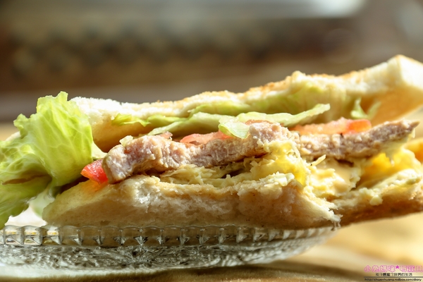 恩典號行動早餐車:【早餐推薦】☼恩典號行動早餐車☼龍眼木碳現烤吐司,口感香酥,人氣花生豬排吐司、蘋果雞肉吐司好好吃呀!♥♥