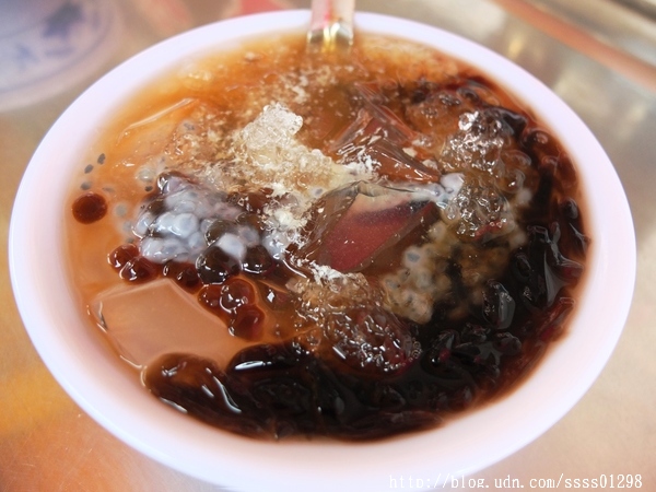 阿惠仙草愛玉冰:【美食特搜。高雄苓雅區】阿惠愛玉冰。國民市場必吃愛玉冰 用料天然實在 屹立20年的人情味小攤子