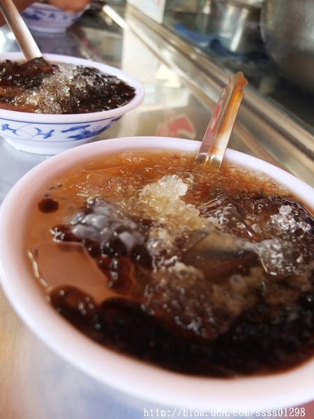 阿惠仙草愛玉冰:【美食特搜。高雄苓雅區】阿惠愛玉冰。國民市場必吃愛玉冰 用料天然實在 屹立20年的人情味小攤子