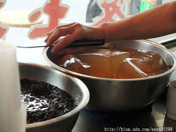 阿惠仙草愛玉冰:【美食特搜。高雄苓雅區】阿惠愛玉冰。國民市場必吃愛玉冰 用料天然實在 屹立20年的人情味小攤子