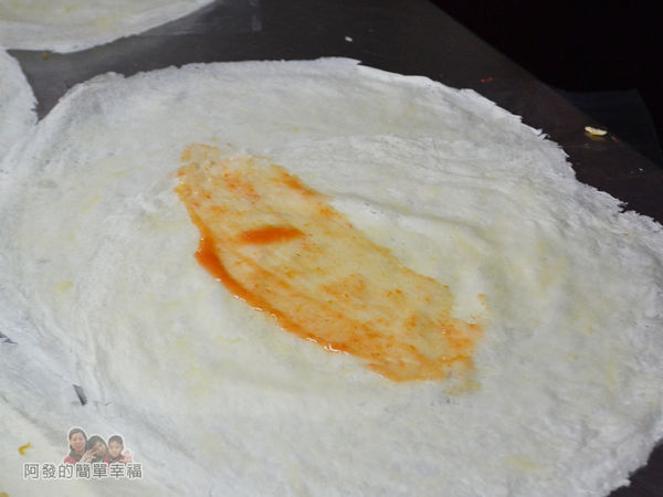 新莊媽祖廟口潤餅捲06-抹醬