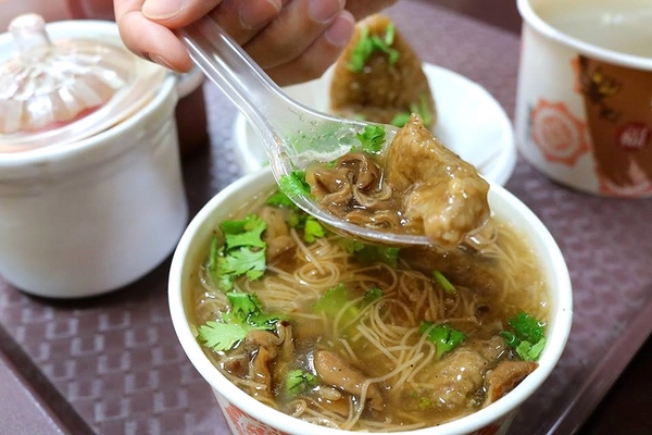 尚豪大腸赤肉麵線/肉粽/四神湯:【桃園美食】尚豪赤肉大腸麵線~力行市場古早味赤肉麵線,搭配肉粽及四神湯組合還不錯