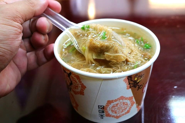 尚豪大腸赤肉麵線/肉粽/四神湯:【桃園美食】尚豪赤肉大腸麵線~力行市場古早味赤肉麵線,搭配肉粽及四神湯組合還不錯