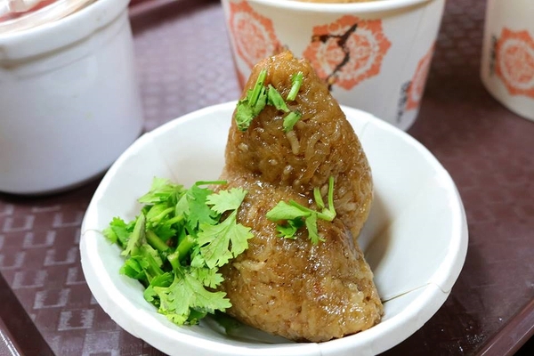 尚豪大腸赤肉麵線/肉粽/四神湯:【桃園美食】尚豪赤肉大腸麵線~力行市場古早味赤肉麵線,搭配肉粽及四神湯組合還不錯