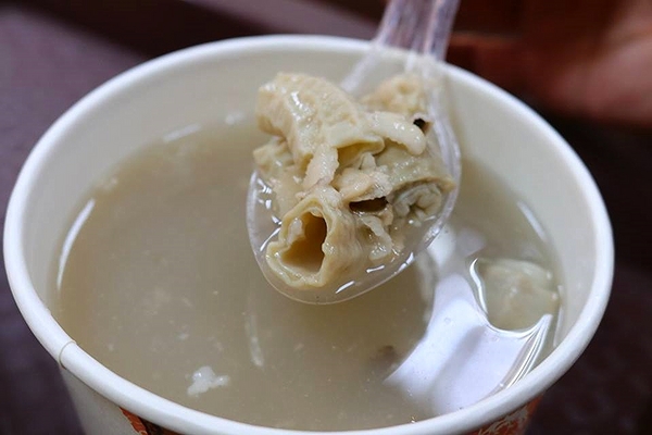 尚豪大腸赤肉麵線/肉粽/四神湯:【桃園美食】尚豪赤肉大腸麵線~力行市場古早味赤肉麵線,搭配肉粽及四神湯組合還不錯