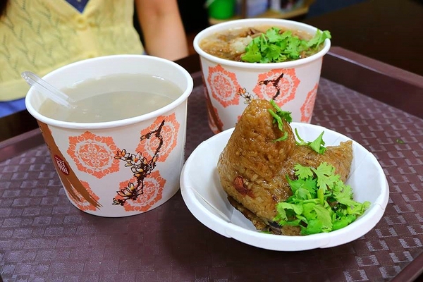 尚豪大腸赤肉麵線/肉粽/四神湯:【桃園美食】尚豪赤肉大腸麵線~力行市場古早味赤肉麵線,搭配肉粽及四神湯組合還不錯