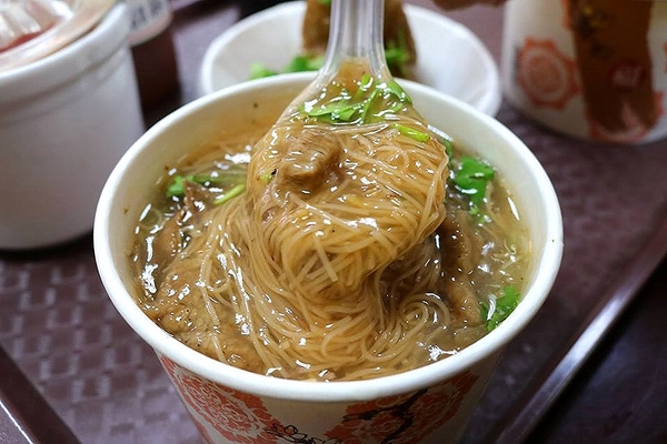 尚豪大腸赤肉麵線/肉粽/四神湯:【桃園美食】尚豪赤肉大腸麵線~力行市場古早味赤肉麵線,搭配肉粽及四神湯組合還不錯