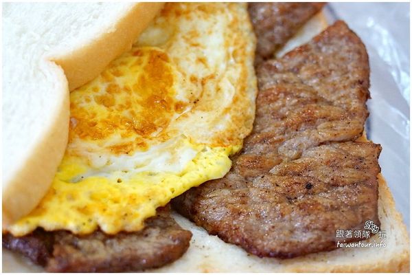 晨吉司漢肉排蛋吐司(龜山大同店)：龜山擺好擺滿的肉排蛋吐司【晨吉司漢】