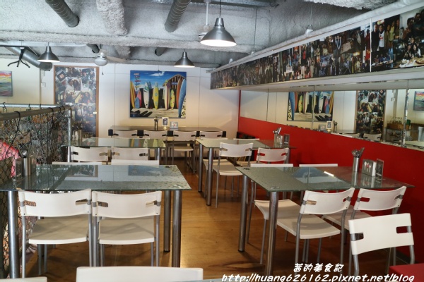 Aqua Kiss 水吻2(Surfer店):【台北內湖區】愛評體驗團『Aqua Kiss 水吻2(Surfer店)』披薩千層塔/炸雞翅/還有近期推出商業午餐Kiss精燉紅燒牛肉麵 都非常好吃