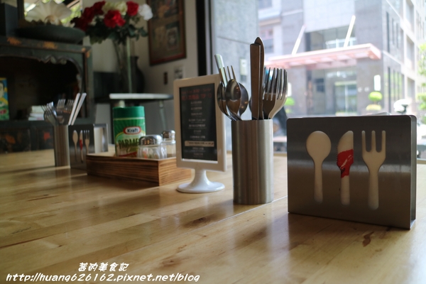 Aqua Kiss 水吻2(Surfer店):【台北內湖區】愛評體驗團『Aqua Kiss 水吻2(Surfer店)』披薩千層塔/炸雞翅/還有近期推出商業午餐Kiss精燉紅燒牛肉麵 都非常好吃