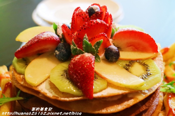 Aqua Kiss 水吻2(Surfer店):【台北內湖區】愛評體驗團『Aqua Kiss 水吻2(Surfer店)』披薩千層塔/炸雞翅/還有近期推出商業午餐Kiss精燉紅燒牛肉麵 都非常好吃