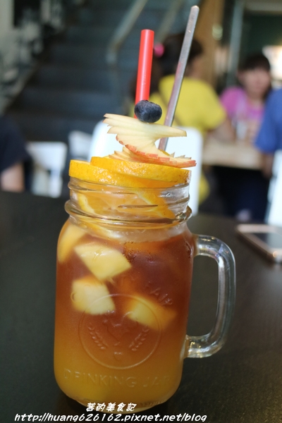 Aqua Kiss 水吻2(Surfer店):【台北內湖區】愛評體驗團『Aqua Kiss 水吻2(Surfer店)』披薩千層塔/炸雞翅/還有近期推出商業午餐Kiss精燉紅燒牛肉麵 都非常好吃