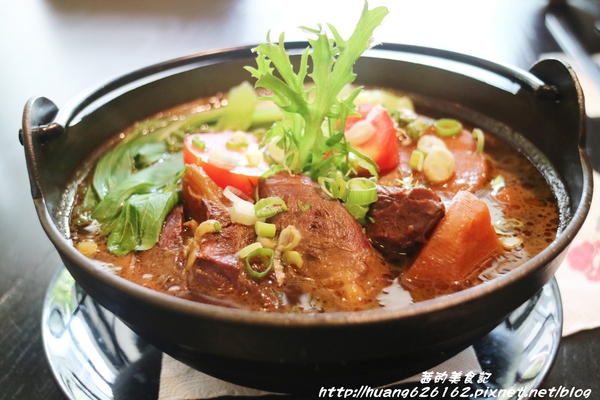 Aqua Kiss 水吻2(Surfer店):【台北內湖區】愛評體驗團『Aqua Kiss 水吻2(Surfer店)』披薩千層塔/炸雞翅/還有近期推出商業午餐Kiss精燉紅燒牛肉麵 都非常好吃