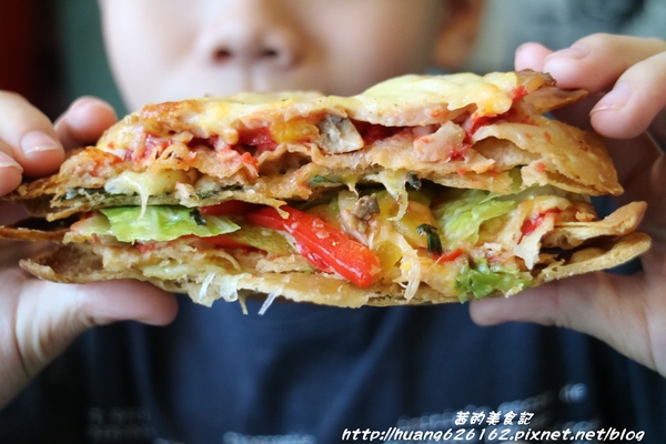 Aqua Kiss 水吻2(Surfer店):【台北內湖區】愛評體驗團『Aqua Kiss 水吻2(Surfer店)』披薩千層塔/炸雞翅/還有近期推出商業午餐Kiss精燉紅燒牛肉麵 都非常好吃