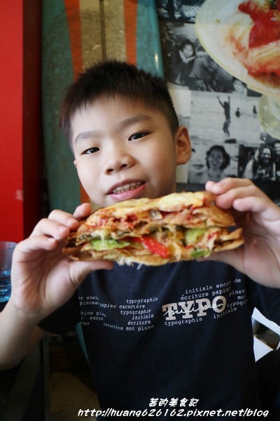 Aqua Kiss 水吻2(Surfer店):【台北內湖區】愛評體驗團『Aqua Kiss 水吻2(Surfer店)』披薩千層塔/炸雞翅/還有近期推出商業午餐Kiss精燉紅燒牛肉麵 都非常好吃