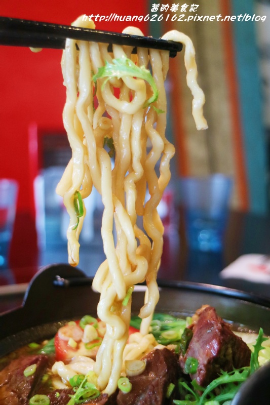 Aqua Kiss 水吻2(Surfer店):【台北內湖區】愛評體驗團『Aqua Kiss 水吻2(Surfer店)』披薩千層塔/炸雞翅/還有近期推出商業午餐Kiss精燉紅燒牛肉麵 都非常好吃