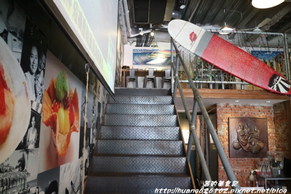 Aqua Kiss 水吻2(Surfer店):【台北內湖區】愛評體驗團『Aqua Kiss 水吻2(Surfer店)』披薩千層塔/炸雞翅/還有近期推出商業午餐Kiss精燉紅燒牛肉麵 都非常好吃