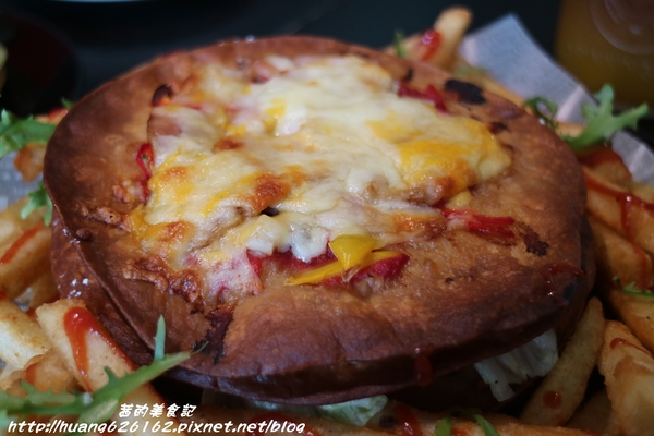 Aqua Kiss 水吻2(Surfer店):【台北內湖區】愛評體驗團『Aqua Kiss 水吻2(Surfer店)』披薩千層塔/炸雞翅/還有近期推出商業午餐Kiss精燉紅燒牛肉麵 都非常好吃