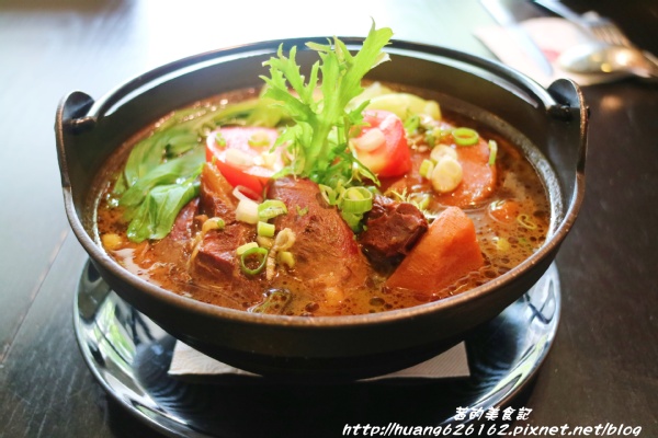 Aqua Kiss 水吻2(Surfer店):【台北內湖區】愛評體驗團『Aqua Kiss 水吻2(Surfer店)』披薩千層塔/炸雞翅/還有近期推出商業午餐Kiss精燉紅燒牛肉麵 都非常好吃