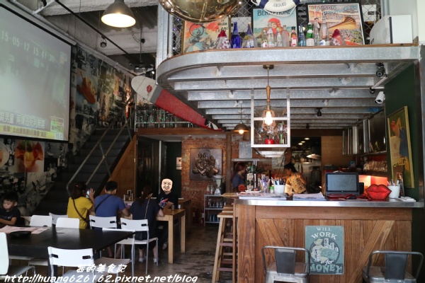 Aqua Kiss 水吻2(Surfer店):【台北內湖區】愛評體驗團『Aqua Kiss 水吻2(Surfer店)』披薩千層塔/炸雞翅/還有近期推出商業午餐Kiss精燉紅燒牛肉麵 都非常好吃