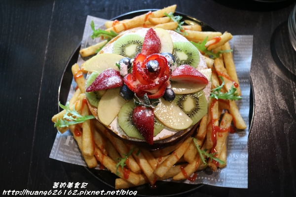 Aqua Kiss 水吻2(Surfer店):【台北內湖區】愛評體驗團『Aqua Kiss 水吻2(Surfer店)』披薩千層塔/炸雞翅/還有近期推出商業午餐Kiss精燉紅燒牛肉麵 都非常好吃