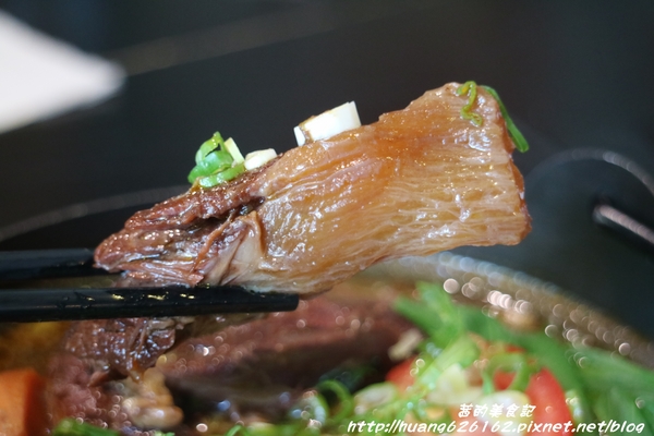 Aqua Kiss 水吻2(Surfer店):【台北內湖區】愛評體驗團『Aqua Kiss 水吻2(Surfer店)』披薩千層塔/炸雞翅/還有近期推出商業午餐Kiss精燉紅燒牛肉麵 都非常好吃