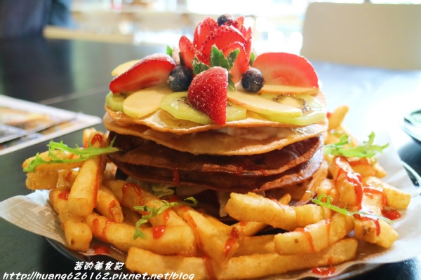 Aqua Kiss 水吻2(Surfer店):【台北內湖區】愛評體驗團『Aqua Kiss 水吻2(Surfer店)』披薩千層塔/炸雞翅/還有近期推出商業午餐Kiss精燉紅燒牛肉麵 都非常好吃