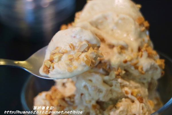 Aqua Kiss 水吻2(Surfer店):【台北內湖區】愛評體驗團『Aqua Kiss 水吻2(Surfer店)』披薩千層塔/炸雞翅/還有近期推出商業午餐Kiss精燉紅燒牛肉麵 都非常好吃