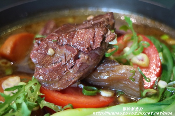 Aqua Kiss 水吻2(Surfer店):【台北內湖區】愛評體驗團『Aqua Kiss 水吻2(Surfer店)』披薩千層塔/炸雞翅/還有近期推出商業午餐Kiss精燉紅燒牛肉麵 都非常好吃