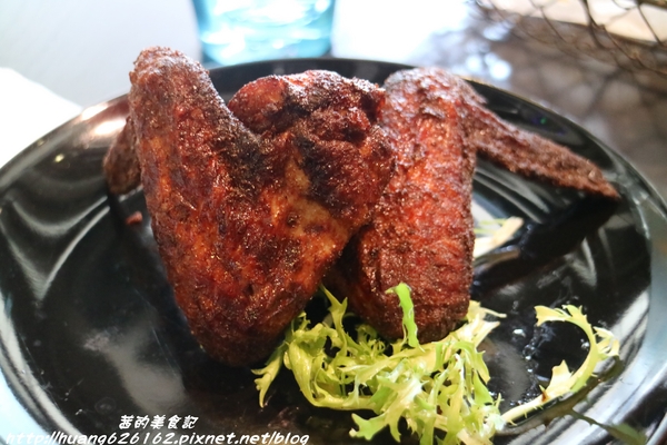 Aqua Kiss 水吻2(Surfer店):【台北內湖區】愛評體驗團『Aqua Kiss 水吻2(Surfer店)』披薩千層塔/炸雞翅/還有近期推出商業午餐Kiss精燉紅燒牛肉麵 都非常好吃